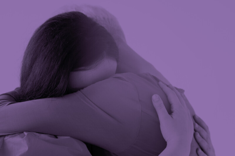 Dos mujeres abrazadas
